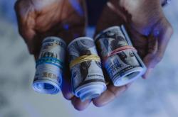 信用卡年费减免：推荐新用户真的有效吗？深度解析及银行政策对比